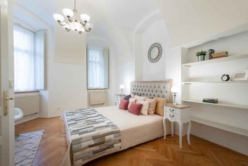 Rose / Romantic & Cozy / City Center Lejlighed